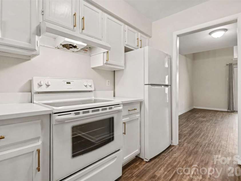 3312 Heathstead Place, Charlotte, NC 28210.  MLS# CAR4405000, YatesRealty ID 41153. NEW CUSTOM QUARTZ COUNTERTOPS