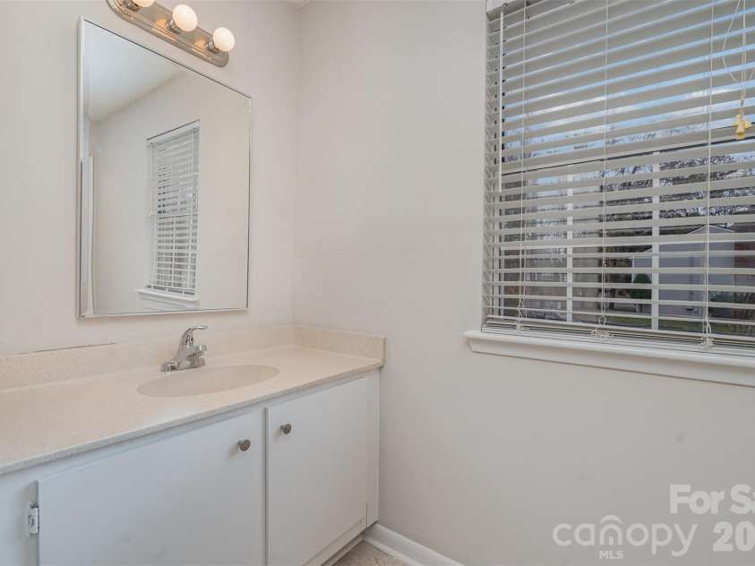 3312 Heathstead Place, Charlotte, NC 28210.  MLS# CAR4405000, YatesRealty ID 41153. SEPARATE DRESSING AREA IN PRIMARY SUITE