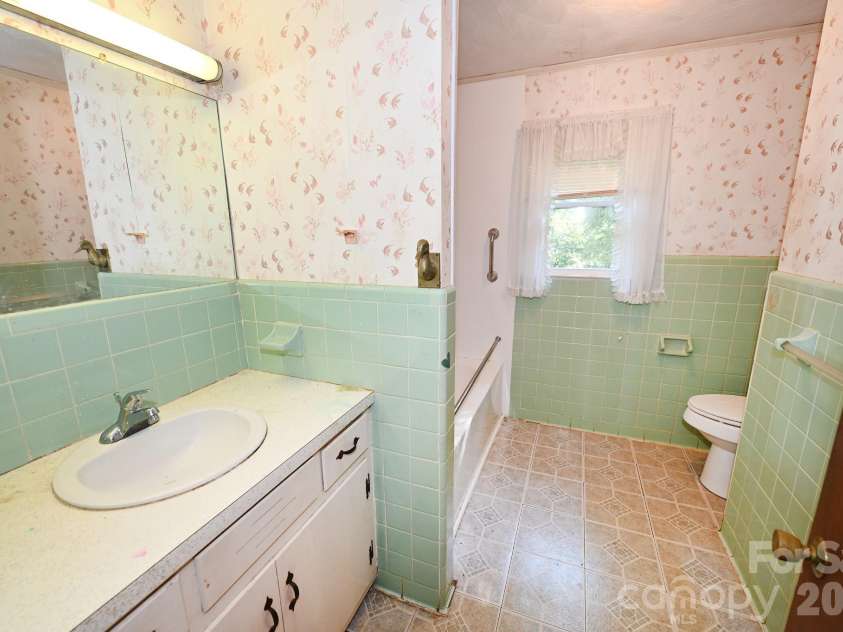 1026 Quail Hill Avenue, Newton, NC 28658.  MLS# CAR4405833, YatesRealty ID 41154. 