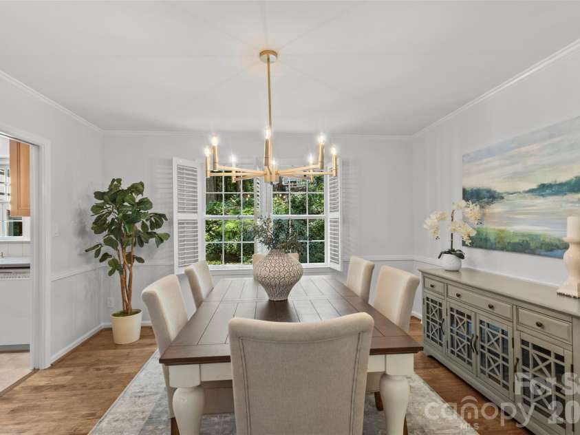 7721 Bradenton Drive, Charlotte, NC 28210.  MLS# CAR4408258, YatesRealty ID 41159. Dining Room – Bright dining room with elegant lighting, large windows, and an open connection to the adjacent living spaces, making it ideal for gatherings.