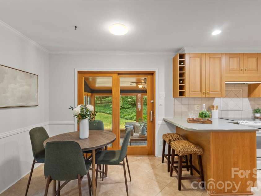 7721 Bradenton Drive, Charlotte, NC 28210.  MLS# CAR4408258, YatesRealty ID 41159. Kitchen & Breakfast Area – Bright eat-in kitchen featuring generous cabinetry, ample counter space, and a functional layout for everyday meals.