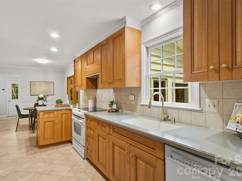 7721 Bradenton Drive, Charlotte, NC 28210.  MLS# CAR4408258, YatesRealty ID 41159. Kitchen – Bright kitchen with large windows over the sink, plentiful cabinetry, and a practical layout ideal for daily living.