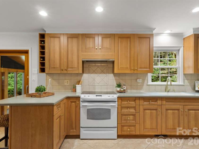 7721 Bradenton Drive, Charlotte, NC 28210.  MLS# CAR4408258, YatesRealty ID 41159. Kitchen – Functional kitchen with ample cabinetry, expansive countertops, and a bright, open atmosphere.