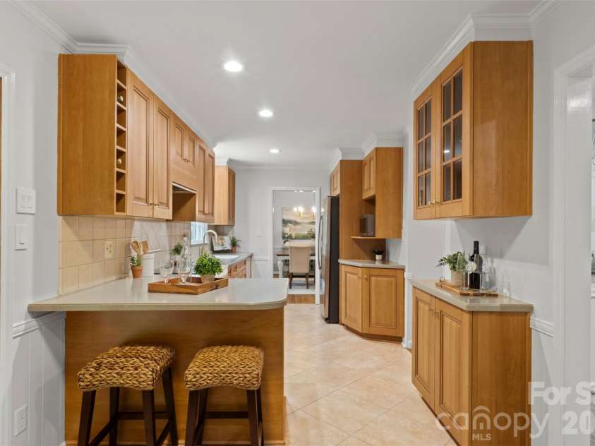 7721 Bradenton Drive, Charlotte, NC 28210.  MLS# CAR4408258, YatesRealty ID 41159. Kitchen – Spacious kitchen offering extensive countertops, warm wood cabinetry, and a layout designed for convenience and functionality.