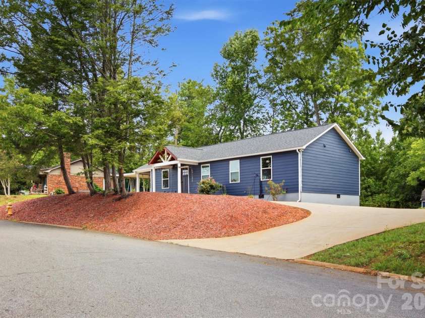 1515 Berkley Street, Lenoir, NC 28645.  MLS# CAR4404445, YatesRealty ID 41162. 