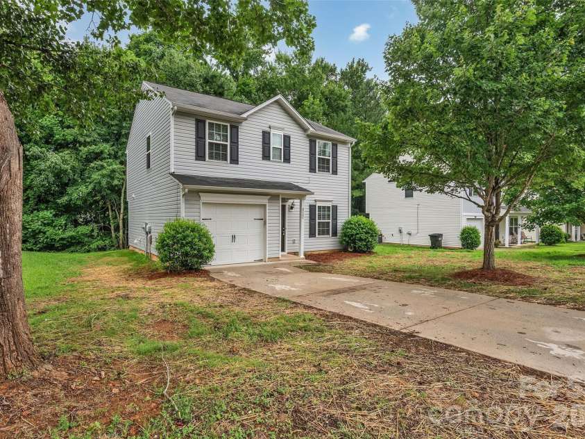 8500 Four Sisters Lane, Charlotte, NC 28215.  MLS# CAR4404292, YatesRealty ID 41164. 
