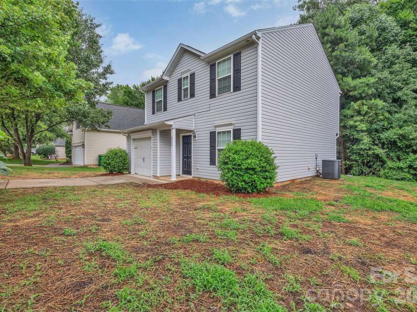 8500 Four Sisters Lane, Charlotte, NC 28215.  MLS# CAR4404292, YatesRealty ID 41164. 