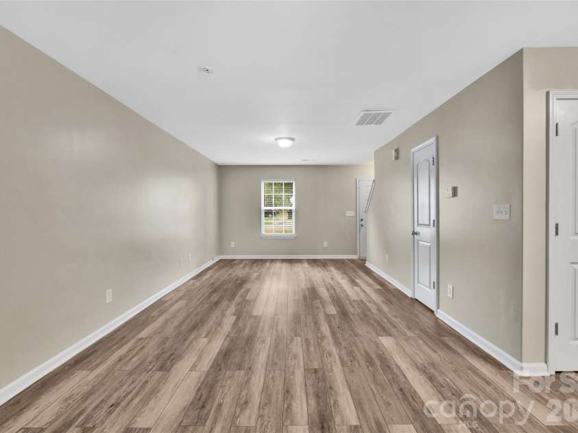 8500 Four Sisters Lane, Charlotte, NC 28215.  MLS# CAR4404292, YatesRealty ID 41164. 