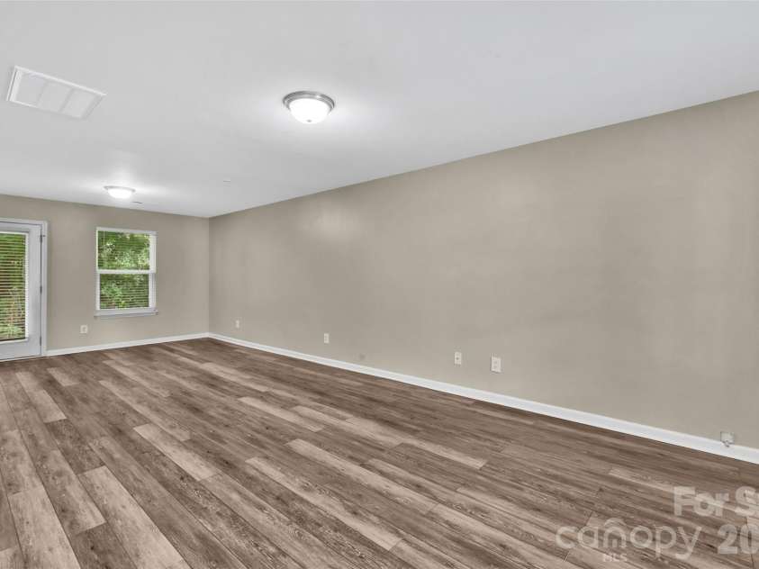8500 Four Sisters Lane, Charlotte, NC 28215.  MLS# CAR4404292, YatesRealty ID 41164. 