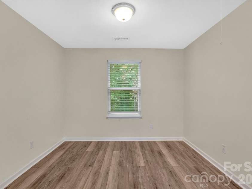 8500 Four Sisters Lane, Charlotte, NC 28215.  MLS# CAR4404292, YatesRealty ID 41164. 