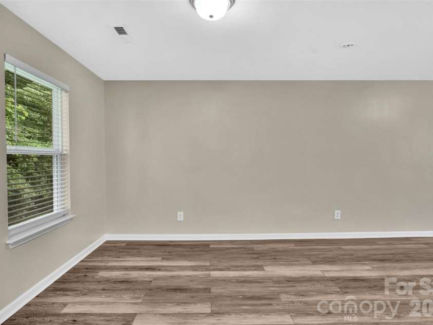 8500 Four Sisters Lane, Charlotte, NC 28215.  MLS# CAR4404292, YatesRealty ID 41164. 