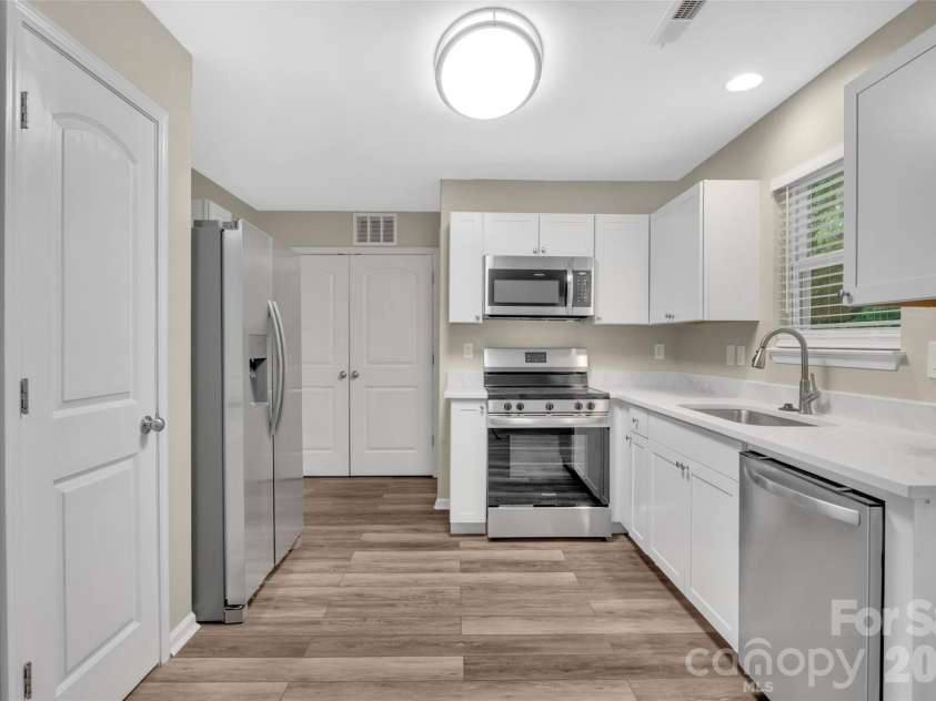 8500 Four Sisters Lane, Charlotte, NC 28215.  MLS# CAR4404292, YatesRealty ID 41164. 