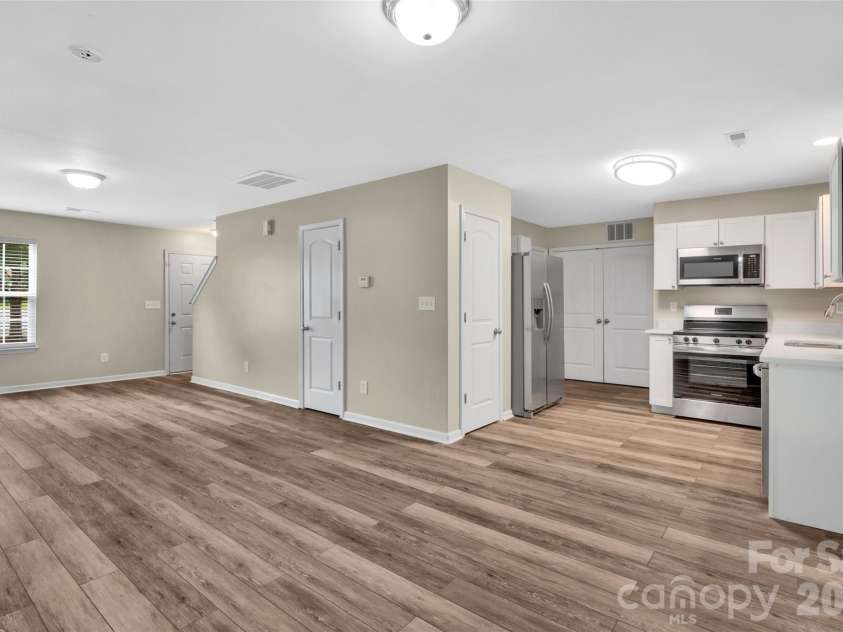 8500 Four Sisters Lane, Charlotte, NC 28215.  MLS# CAR4404292, YatesRealty ID 41164. 