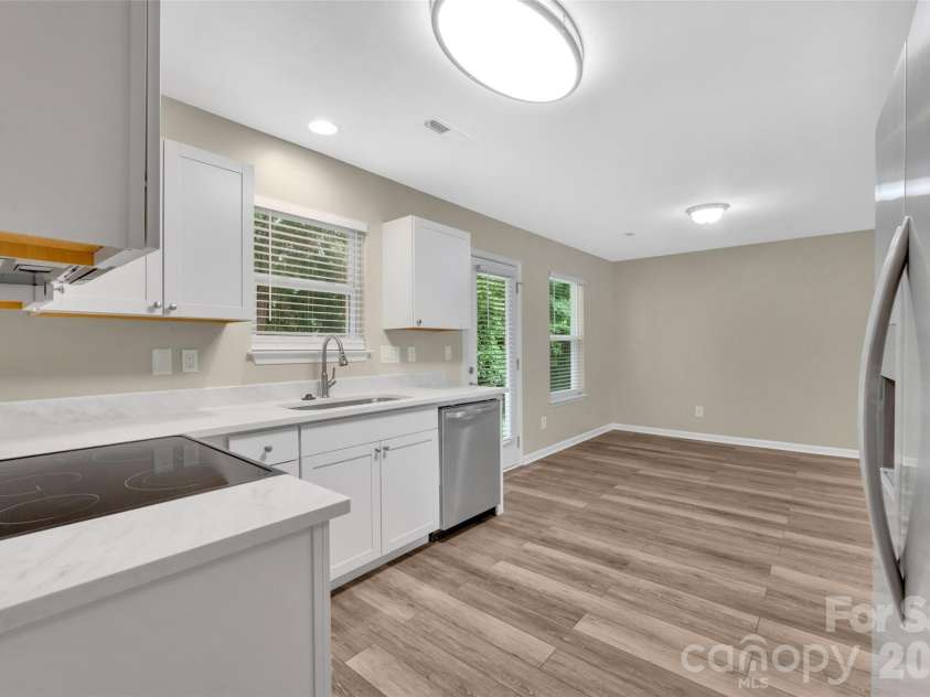 8500 Four Sisters Lane, Charlotte, NC 28215.  MLS# CAR4404292, YatesRealty ID 41164. 