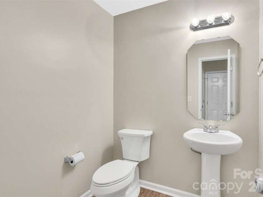 8500 Four Sisters Lane, Charlotte, NC 28215.  MLS# CAR4404292, YatesRealty ID 41164. 