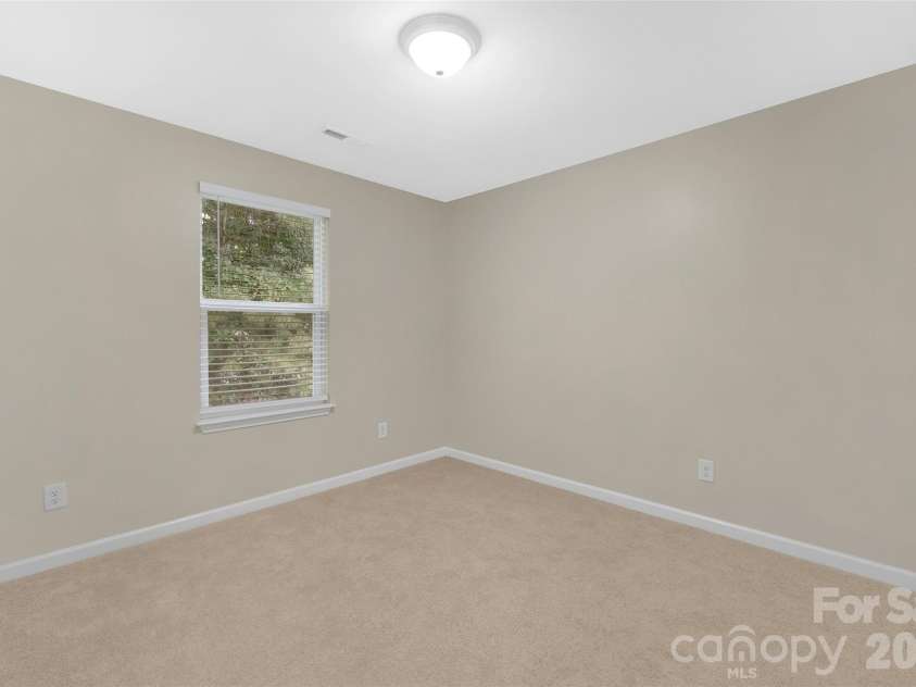 8500 Four Sisters Lane, Charlotte, NC 28215.  MLS# CAR4404292, YatesRealty ID 41164. 
