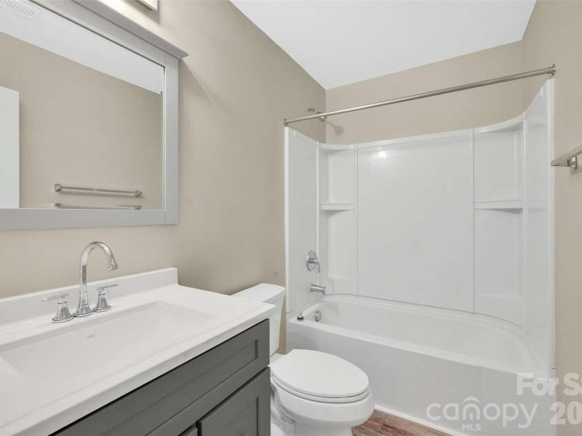 8500 Four Sisters Lane, Charlotte, NC 28215.  MLS# CAR4404292, YatesRealty ID 41164. 