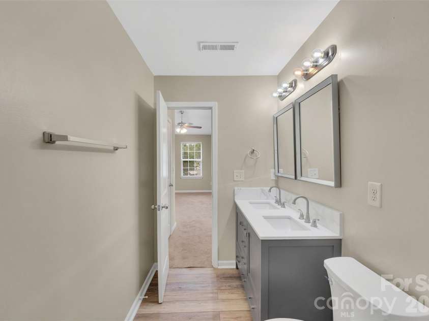 8500 Four Sisters Lane, Charlotte, NC 28215.  MLS# CAR4404292, YatesRealty ID 41164. 