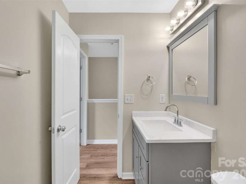 8500 Four Sisters Lane, Charlotte, NC 28215.  MLS# CAR4404292, YatesRealty ID 41164. 