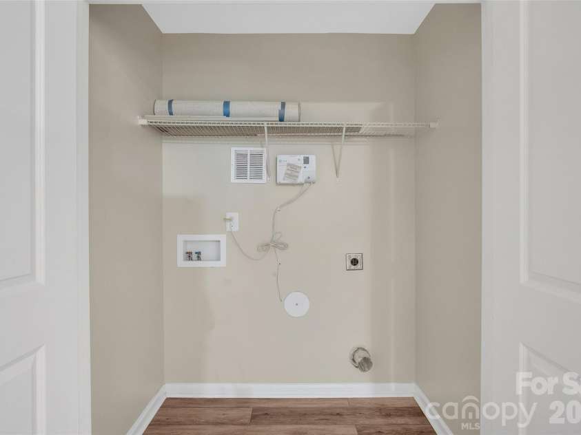 8500 Four Sisters Lane, Charlotte, NC 28215.  MLS# CAR4404292, YatesRealty ID 41164. 