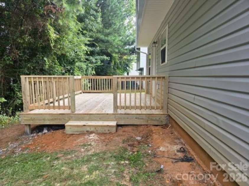 8500 Four Sisters Lane, Charlotte, NC 28215.  MLS# CAR4404292, YatesRealty ID 41164. 