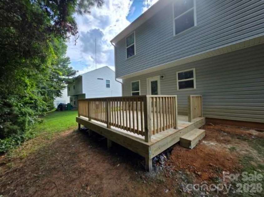 8500 Four Sisters Lane, Charlotte, NC 28215.  MLS# CAR4404292, YatesRealty ID 41164. 
