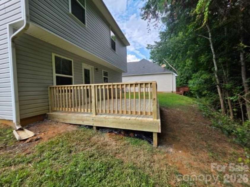 8500 Four Sisters Lane, Charlotte, NC 28215.  MLS# CAR4404292, YatesRealty ID 41164. 