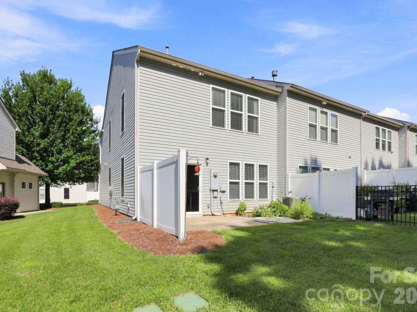 4148 Park South Station Boulevard, Charlotte, NC 28210.  MLS# CAR4406700, YatesRealty ID 41165. 