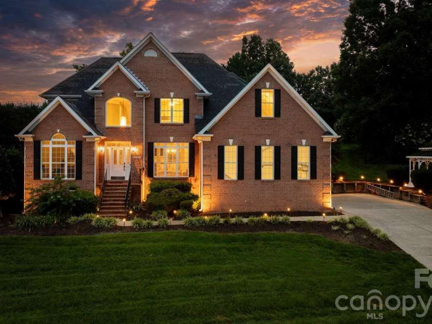 1025 Shore Drive, Hickory, NC 28601.  MLS# CAR4409107, YatesRealty ID 41168. 