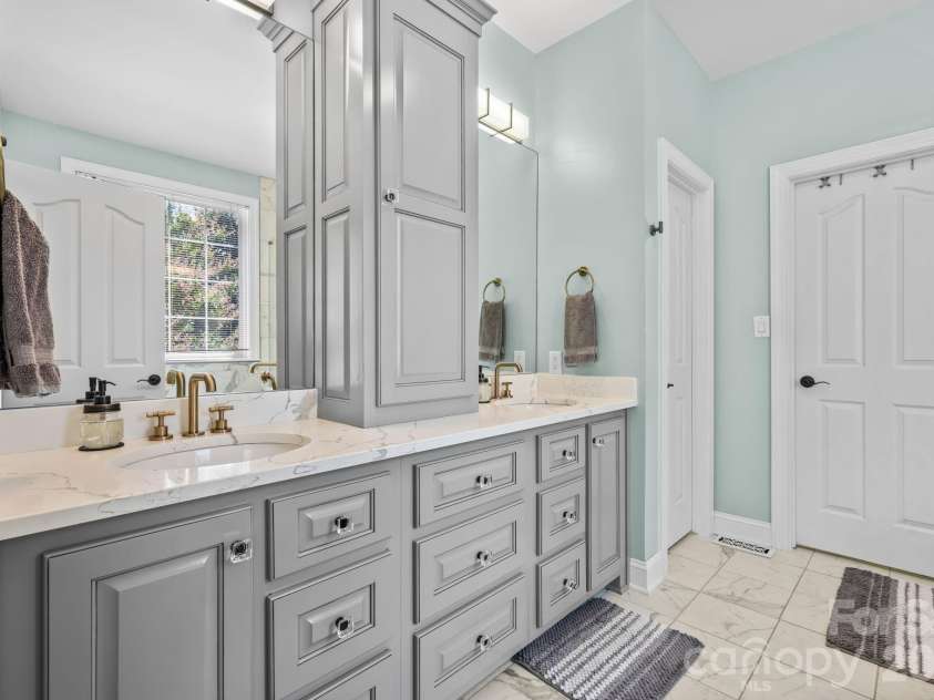 1025 Shore Drive, Hickory, NC 28601.  MLS# CAR4409107, YatesRealty ID 41168. 