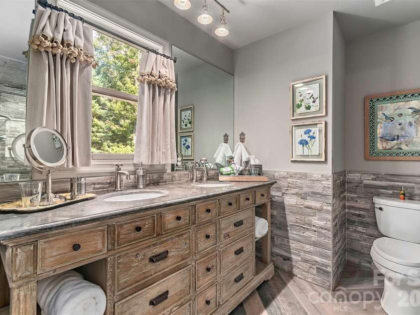 22 Bittersweet Lane, Asheville, NC 28805.  MLS# CAR4408538, YatesRealty ID 41169. BATHROOM