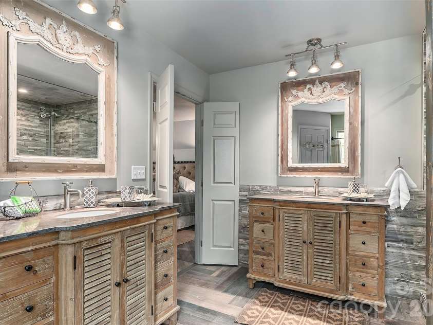 22 Bittersweet Lane, Asheville, NC 28805.  MLS# CAR4408538, YatesRealty ID 41169. BATHROOM