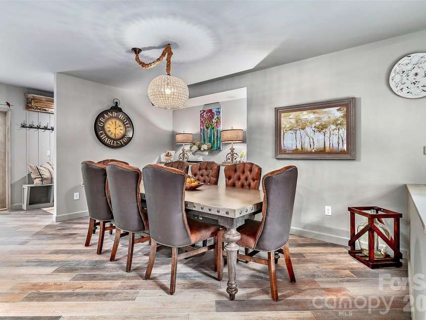 22 Bittersweet Lane, Asheville, NC 28805.  MLS# CAR4408538, YatesRealty ID 41169. DINING AREA