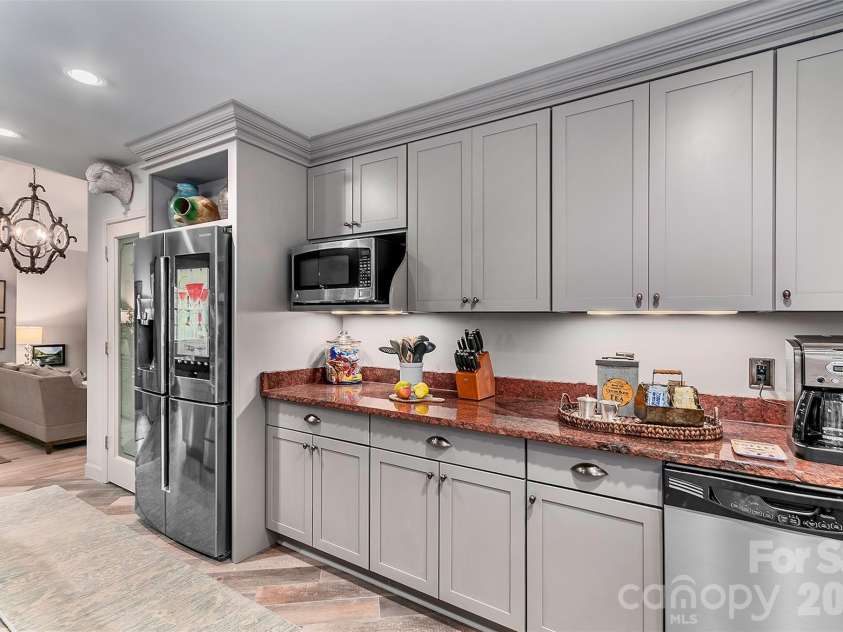 22 Bittersweet Lane, Asheville, NC 28805.  MLS# CAR4408538, YatesRealty ID 41169. KITCHEN