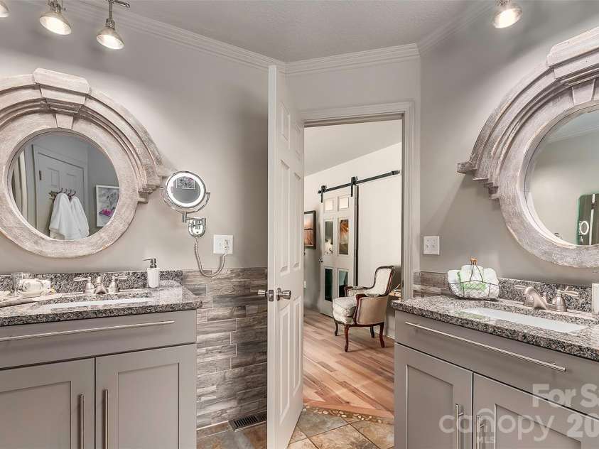 22 Bittersweet Lane, Asheville, NC 28805.  MLS# CAR4408538, YatesRealty ID 41169. PRIMARY BATHROOM