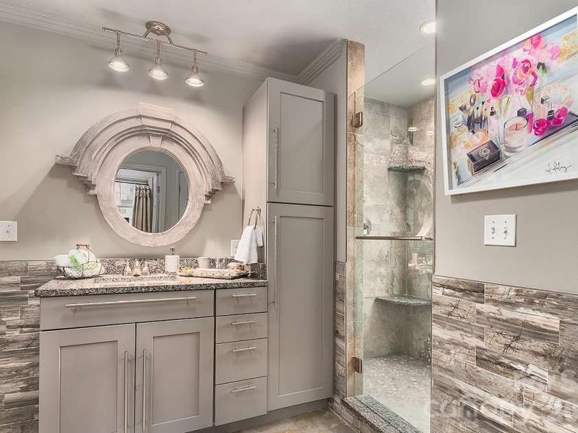 22 Bittersweet Lane, Asheville, NC 28805.  MLS# CAR4408538, YatesRealty ID 41169. PRIMARY BATHROOM