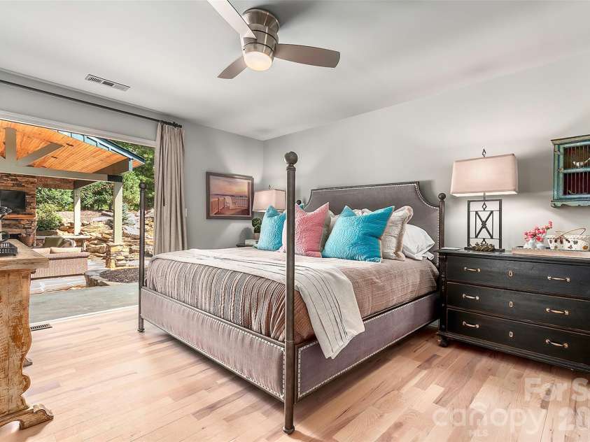 22 Bittersweet Lane, Asheville, NC 28805.  MLS# CAR4408538, YatesRealty ID 41169. PRIMARY BEDROOM