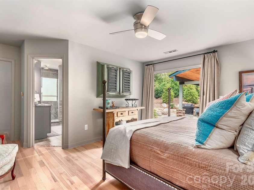 22 Bittersweet Lane, Asheville, NC 28805.  MLS# CAR4408538, YatesRealty ID 41169. PRIMARY BEDROOM