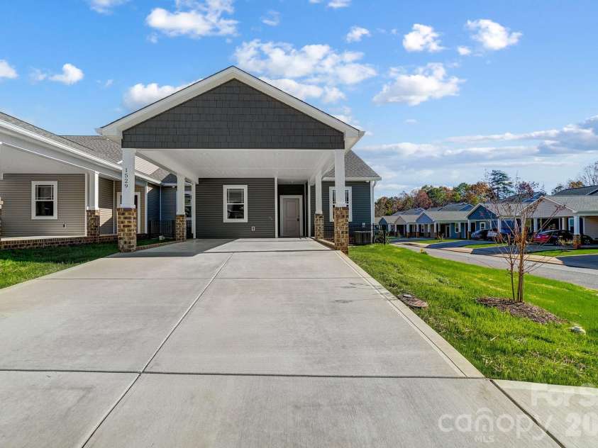 1529 28th Street Place, Hickory, NC 28602.  MLS# CAR4408984, YatesRealty ID 41178. 