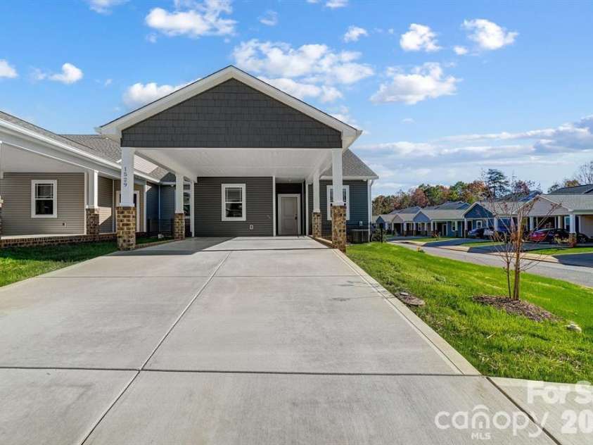 1529 28th Street Place, Hickory, NC 28602.  MLS# CAR4408984, YatesRealty ID 41178. 