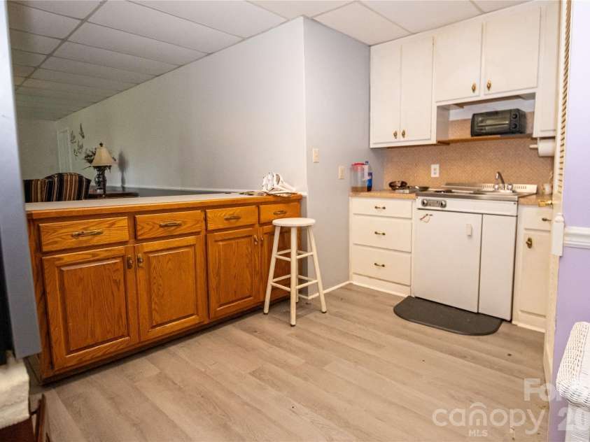 100 Oakridge Drive, Morganton, NC 28655.  MLS# CAR4406436, YatesRealty ID 41182. 