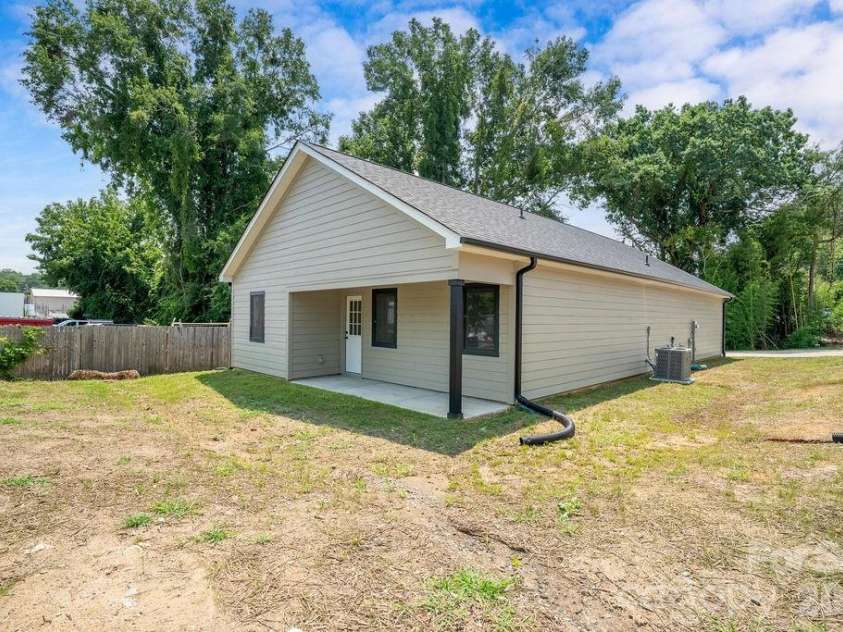 520 Second Avenue, Gastonia, NC 28054.  MLS# CAR4409852, YatesRealty ID 41189. 
