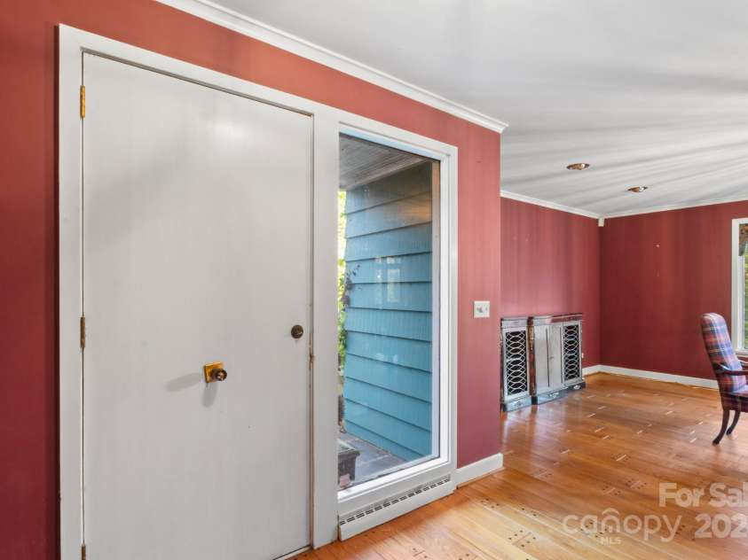 702 Forest Hill Drive, Shelby, NC 28150.  MLS# CAR4185280, YatesRealty ID 4119. Entry hall welcomes you!  Look at the cool door knob in the center of the door!