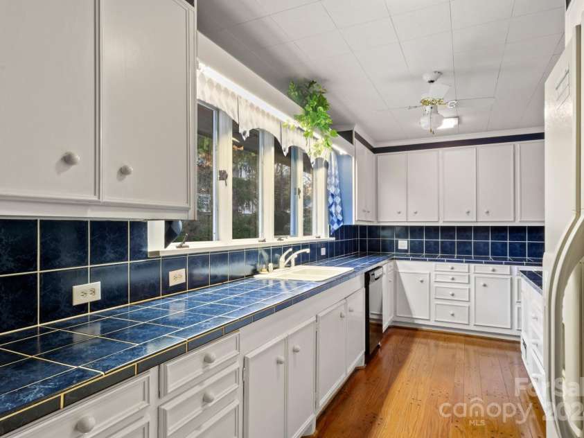 702 Forest Hill Drive, Shelby, NC 28150.  MLS# CAR4185280, YatesRealty ID 4119. The kitchen has plenty of cabinet and prep space.