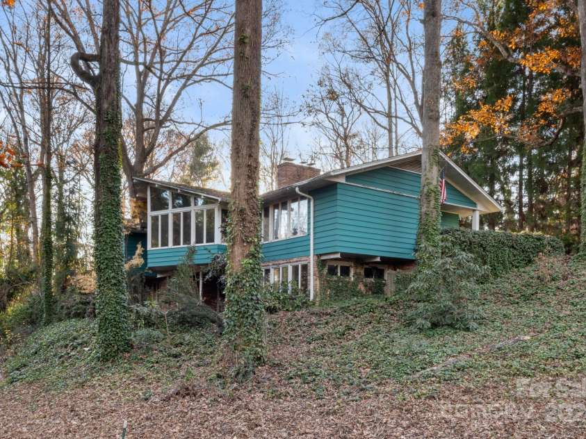 702 Forest Hill Drive, Shelby, NC 28150.  MLS# CAR4185280, YatesRealty ID 4119. This is a one-of-a-kind, mid-century modern architecture home!