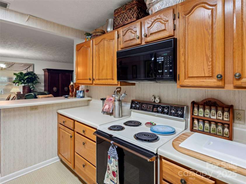 812 Crab Creek Road, Hendersonville, NC 28739.  MLS# CAR4313649, YatesRealty ID 412. 