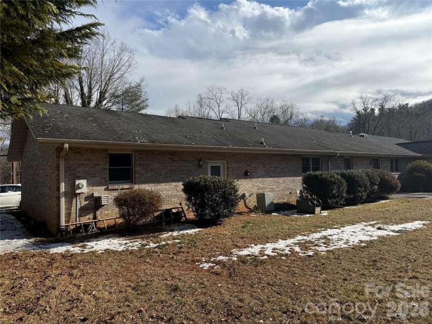 207 Daniel Drive, Hendersonville, NC 28739.  MLS# CAR4343293, YatesRealty ID 4120. 