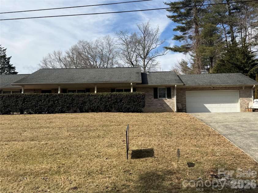 207 Daniel Drive, Hendersonville, NC 28739.  MLS# CAR4343293, YatesRealty ID 4120. 