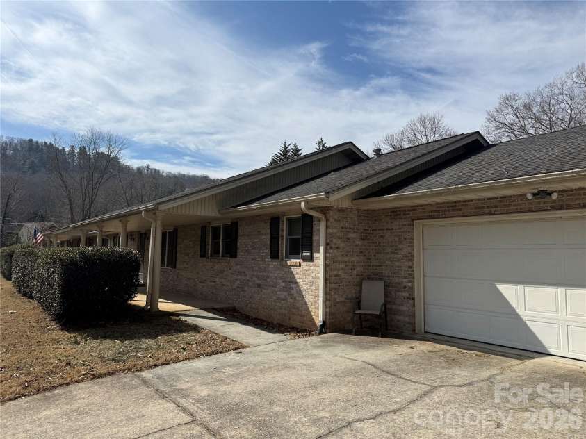 207 Daniel Drive, Hendersonville, NC 28739.  MLS# CAR4343293, YatesRealty ID 4120. 