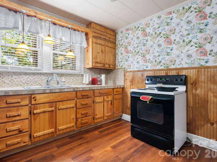 509 Westview Street, Lenoir, NC 28645.  MLS# CAR4410233, YatesRealty ID 41208. 
